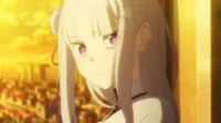 Emilia, de Re:Zero, elfa de cabelos brancos e olhos roxos, tem olhar pensativo com um pôr do sol dourado sobre uma cidade ao fundo.