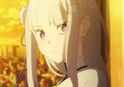 Emilia, de Re:Zero, elfa de cabelos brancos e olhos roxos, tem olhar pensativo com um pôr do sol dourado sobre uma cidade ao fundo.