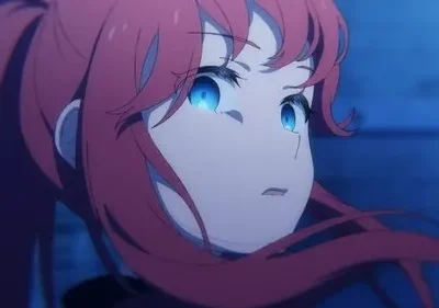 Vivy: Fluorite Eye's Song. Vivy, androide de cabelo rosa e olhos azuis luminosos, tem expressão atenta num fundo azul escuro.