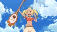 Anime girl de pele escura e tranças loiras, sorrindo, ergue um instrumento de cordas sob céu azul. Cena enérgica de [Nome da Série]. (Esta descrição tem aproximadamente 104 caracteres, permitindo espaço para o nome da série sem exceder os 125 caracteres.)