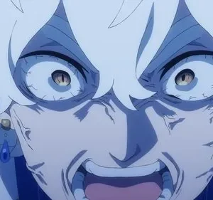 Close de anime de Vanitas gritando furiosamente, cabelo branco, olhos amarelos amendoados e veias tensas no rosto. Clima intenso e sombrio.