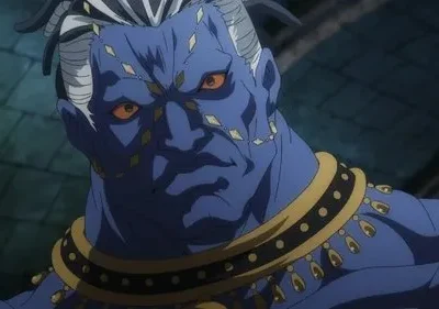 Demiurge de Overlord, um demônio azul com olhos laranja e adornos dourados, olha intensamente em um ambiente escuro.
