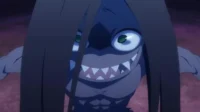 Re:Zero: Criatura cinzenta com cabelo escuro, um olho verde esbugalhado e dentes de tubarão afiados, exibindo um sorriso macabro.
