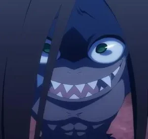 Re:Zero: Criatura cinzenta com cabelo escuro, um olho verde esbugalhado e dentes de tubarão afiados, exibindo um sorriso macabro.