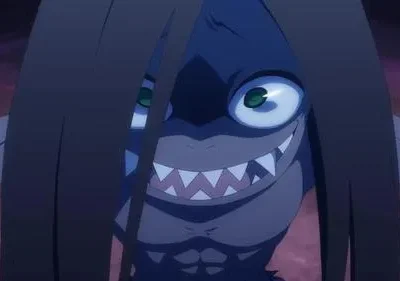 Re:Zero: Criatura cinzenta com cabelo escuro, um olho verde esbugalhado e dentes de tubarão afiados, exibindo um sorriso macabro.