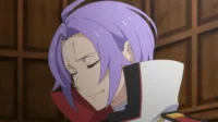 Shinya Hiragi de Owari no Seraph, com cabelo roxo e olhos fechados, parece cansado. Veste um uniforme militar branco com gola vermelha.