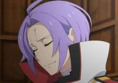 Shinya Hiragi de Owari no Seraph, com cabelo roxo e olhos fechados, parece cansado. Veste um uniforme militar branco com gola vermelha.
