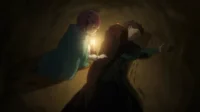Re:Zero: Ram ajoelhada com uma lanterna ilumina Subaru caído em um cenário escuro e sombrio, transmitindo tensão.