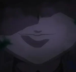 Close-up escuro de Light Yagami (Death Note) com um sorriso enigmático e sinistro na penumbra. Clima sombrio.
