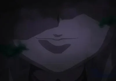Close-up escuro de Light Yagami (Death Note) com um sorriso enigmático e sinistro na penumbra. Clima sombrio.