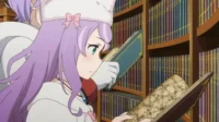 Em Grimms Notes, Mahiru, garota de cabelo roxo e chapéu branco, lê um livro numa biblioteca cheia de estantes, com um colega ao lado.