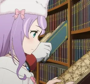 Em Grimms Notes, Mahiru, garota de cabelo roxo e chapéu branco, lê um livro numa biblioteca cheia de estantes, com um colega ao lado.