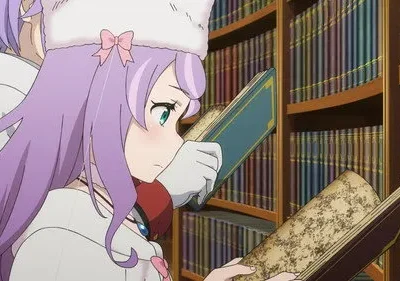 Em Grimms Notes, Mahiru, garota de cabelo roxo e chapéu branco, lê um livro numa biblioteca cheia de estantes, com um colega ao lado.