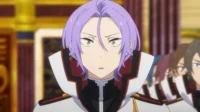 Re:Zero: Ferris, de cabelo lilás e uniforme militar, parece surpreso num salão formal com outros personagens.