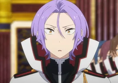 Re:Zero: Ferris, de cabelo lilás e uniforme militar, parece surpreso num salão formal com outros personagens.