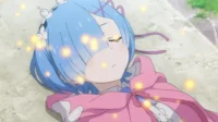 Rem de Re:Zero, com cabelo azul e capa rosa, deitada de olhos fechados. Partículas douradas flutuam ao redor, criando um clima etéreo.