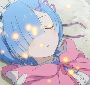 Rem de Re:Zero, com cabelo azul e capa rosa, deitada de olhos fechados. Partículas douradas flutuam ao redor, criando um clima etéreo.