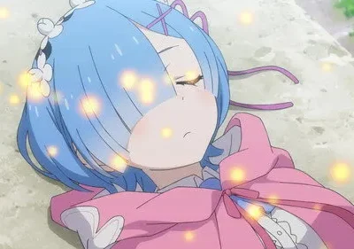 Rem de Re:Zero, com cabelo azul e capa rosa, deitada de olhos fechados. Partículas douradas flutuam ao redor, criando um clima etéreo.