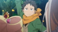 Subaru de Re:Zero sorri animado, braço erguido, em floresta noturna iluminada. Emilia e Felt são visíveis. Clima alegre.