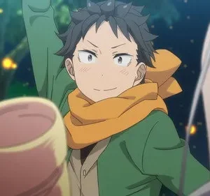 Subaru de Re:Zero sorri animado, braço erguido, em floresta noturna iluminada. Emilia e Felt são visíveis. Clima alegre.