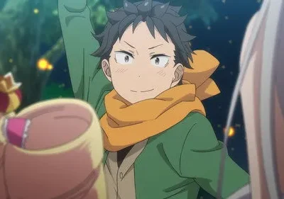 Subaru de Re:Zero sorri animado, braço erguido, em floresta noturna iluminada. Emilia e Felt são visíveis. Clima alegre.