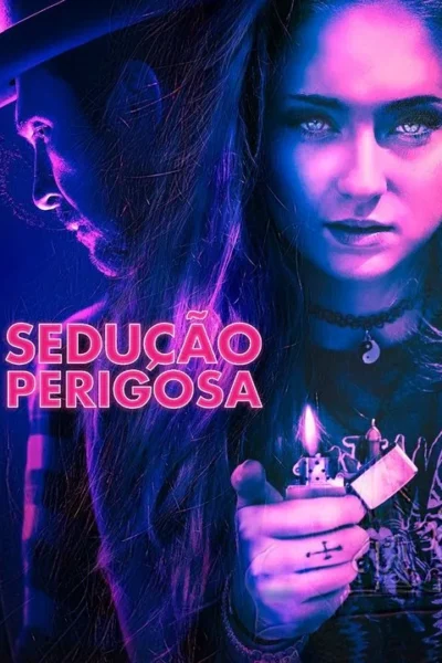 Pôster neon azul e rosa. Mulher de olhos claros e cabelo escuro segura isqueiro. Homem sombrio ao lado. Clima misterioso e intenso.