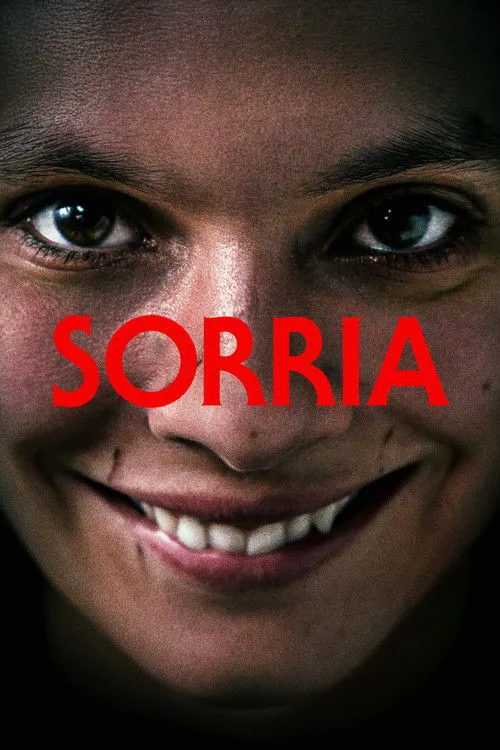 Close-up de rosto com sorriso forçado e olhos arregalados, transmitindo um terror inquietante. Dentes visíveis na boca escancarada.