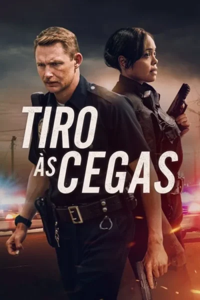 Dois policiais sérios, um homem e uma mulher, armados, com luzes de emergência e céu nublado ao fundo. Clima intenso de ação.