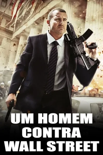 Homem careca de terno com rifle e pistola em meio a explosões urbanas. Edifício clássico e bandeira dos EUA ao fundo.