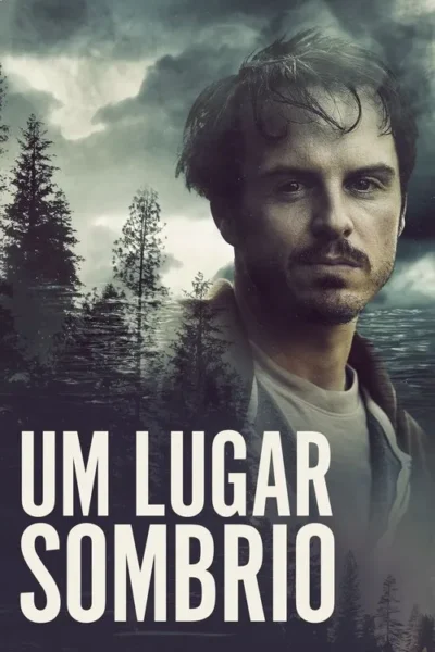 Um homem de feições sérias em primeiro plano. Ao fundo, uma floresta escura, céu nublado e água agitada. Clima sombrio e misterioso.