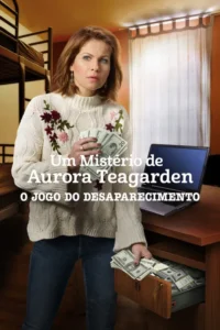 Mulher séria com suéter segura dinheiro e tira mais de uma gaveta cheia. Laptop na mesa,beliche e janela ao fundo. Clima misterioso.