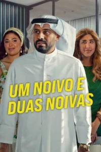 Um homem de barba, em traje árabe branco, é ladeado por duas mulheres sorridentes. Fundo moderno, atmosfera leve e divertida.