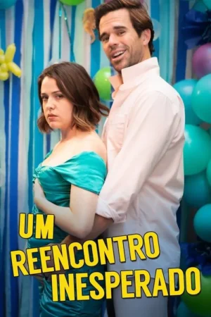Homem sorridente abraça mulher de vestido azul-turquesa com expressão séria, em festa com fundo de balões coloridos.