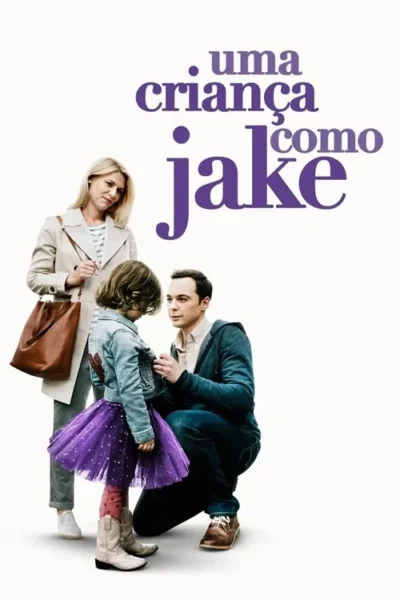 Pai agachado e mãe em pé olham para criança de tutu roxo, jaqueta jeans e botas. Cenário simples e branco.