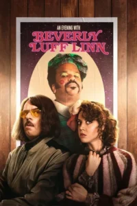 Pôster: Três figuras excêntricas. Homem com maquiagem e boné escocês, sobre homem de óculos e bigode, e mulher séria. Vibe retrô peculiar.