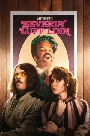 Pôster: Três figuras excêntricas. Homem com maquiagem e boné escocês, sobre homem de óculos e bigode, e mulher séria. Vibe retrô peculiar.