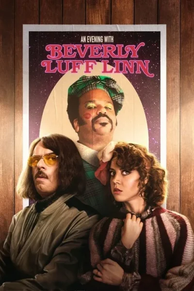 Pôster: Três figuras excêntricas. Homem com maquiagem e boné escocês, sobre homem de óculos e bigode, e mulher séria. Vibe retrô peculiar.