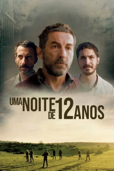 Três homens sérios e barbados. Acima, fundo de prisão; abaixo, vasto campo verde com silhuetas de pessoas. Drama e incerteza.