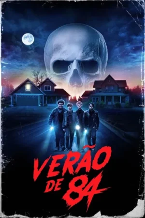 Quatro garotos com lanternas andam em rua noturna. Um crânio gigante translúcido paira sobre casas suburbanas sob a lua cheia.