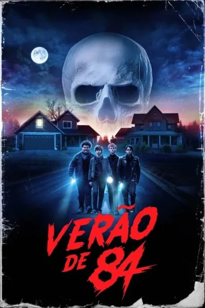 Quatro garotos com lanternas andam em rua noturna. Um crânio gigante translúcido paira sobre casas suburbanas sob a lua cheia.