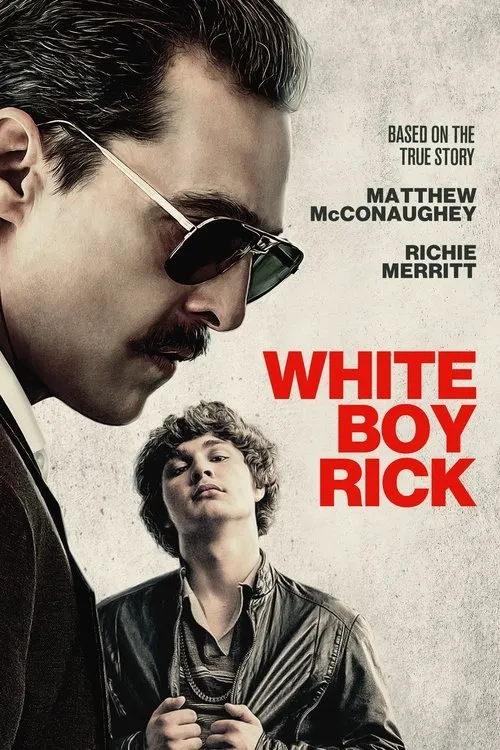 White Boy Rick 1 Um homem de bigode e óculos escuros paira sobre um jovem de cabelo cacheado e jaqueta. Clima sério e sombrio.