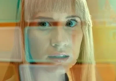 [TITULO_DO_FILME]: Loira com olhos arregalados, expressão de choque. Fundo digital de retângulos coloridos, clima futurista e intenso.
