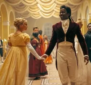 Bridgerton: Um homem negro e uma mulher branca sorriem enquanto dançam de mãos dadas num salão de baile regencial dourado, com outros convidados.