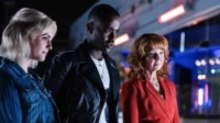 Doctor Who – T01E07:A Lenda de Ruby Sunday 4 Pôster de Os Vigilantes:Três personagens diversos observam atentamente em cenário escuro com luzes neon. Clima de mistério e foco.