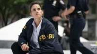 Agente do FBI Maggie Bell (Missy Peregrym) ajoelhada,observando atentamente num local de investigação,refletindo o tom sério da série FBI.