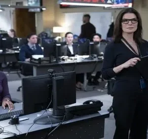 The Hot Zone: Julianna Margulies e uma mulher em centro de operações movimentado. Computadores e mapa no fundo sugerem investigação/crise.