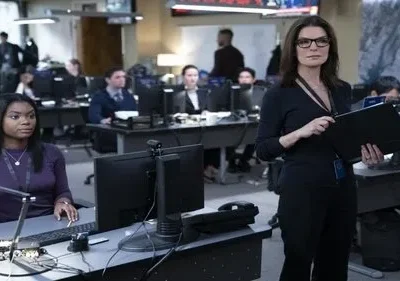 The Hot Zone: Julianna Margulies e uma mulher em centro de operações movimentado. Computadores e mapa no fundo sugerem investigação/crise.
