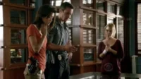Hawaii Five-0:Kono,Steve e uma mulher loira em escritório com estantes de madeira. Discutem algo seriamente.