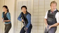 Havaí Cinco-0 – T01E23:Ua Hiki Mai Kapalena Pau (Até o Fim Estar Próximo) 2 O time de Hawaii Five-0,Kono,Chin e Danno,alertas com coletes e armas,prontos para a ação.