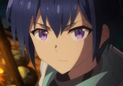 Um personagem anime de [Nome da Série/Filme] com cabelo azul e olhos roxos, olhar determinado. Fogo brilha ao fundo na noite escura, criando um clima intenso.